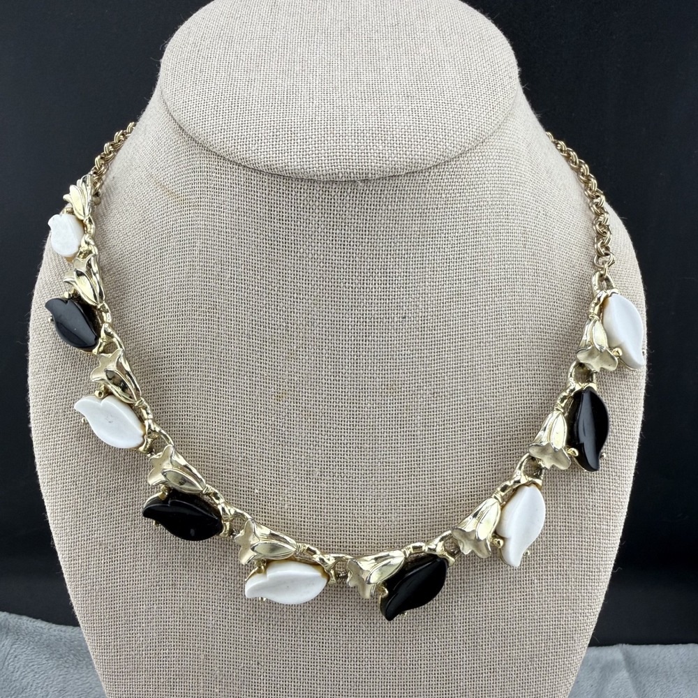 Vintage Thermoset Necklace Gold‎ Tone Black and White  Flower Acrylic Leaf 17"